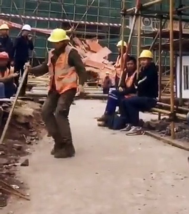 Ouvrier, oui mais pas seulement... Il danse comme un dieu