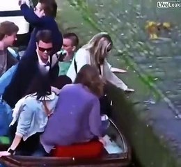 Elles finissent à l'eau à cause d'un idiot trop pressé... Merci qui!!!