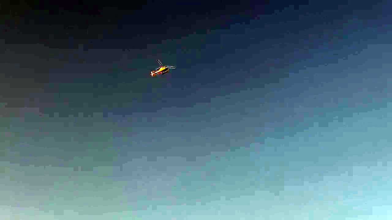 L'hélicoptère du SDIS33 survole une dernière fois la zone à Hostens (Gironde).