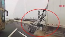 Çin'de yolda bozulan araca kamyon çarptı; sürücü aracın tavanına uçtu