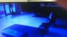 Vídeo do momento em que polícia aborda ladrão que furtava TVs em hotéis