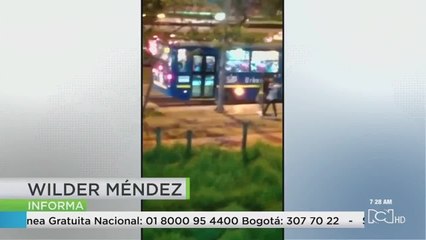 Graban momento en que banda de 'rompevidrios', roba conductores en Avenida Boyacá