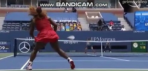 Serena Williams risponde con la sinistra - Credit: @PRIMEVIDEO