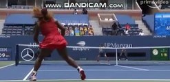Serena Williams risponde con la sinistra - Credit: @PRIMEVIDEO