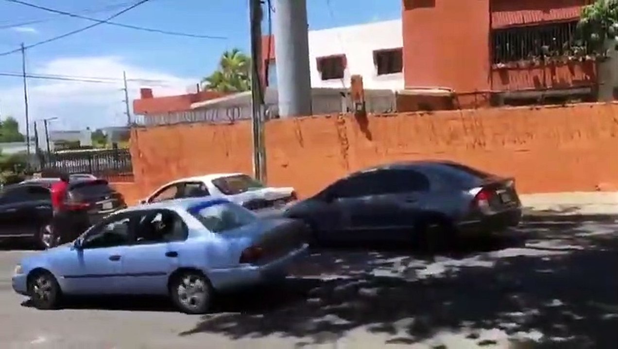Conductor le lanza su vehículo a otro que lo rozó y destruye una pared