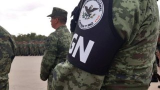 Elemento de la Guardia Nacional pone a secar sus calzones en la patrulla y los olvida