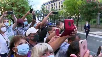 ماكرون يتبادل الحديث مع الفرنسيين في كورسيكا