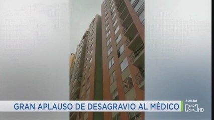 Emotivo aplauso de apoyo a médico amenazado en Bogotá