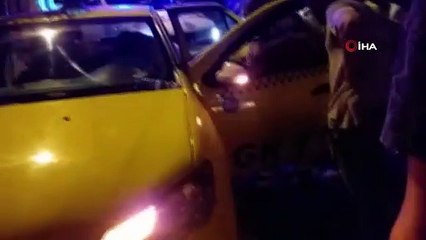 Direksiyon hakimiyetini kaybeden taksi sürücüsü duvara çarparak durabildi : 1 yaralı