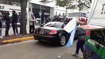 Download Video: Baby Etchecopar con su mercedes en la marcha de los policías en Olivos