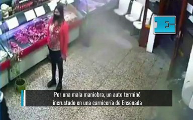 Por una mala maniobra, un auto terminó incrustado en una carnicería de Ensenada