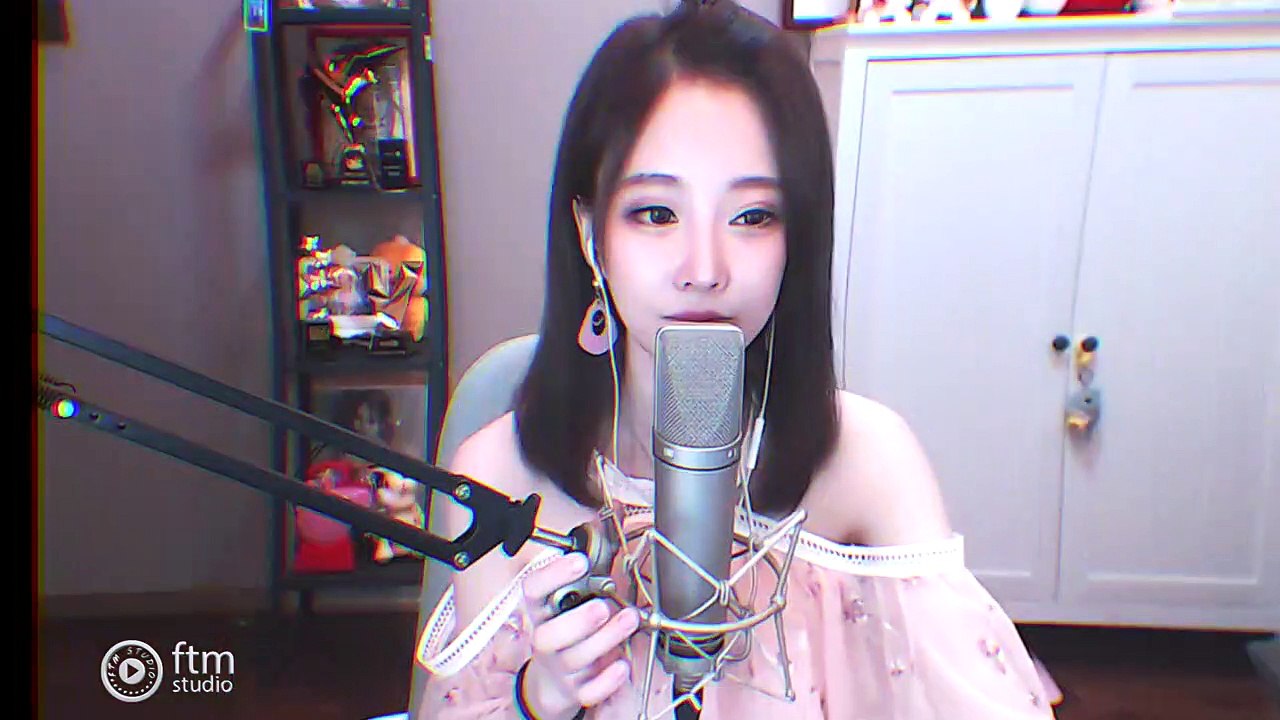 馮提莫 ' 左手 '  (我想牽你的左手, 我其實有點害羞) 'I want to hold you Left Hand'