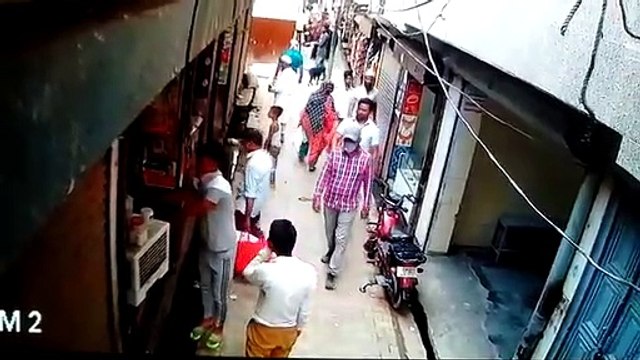 ग्रेटर नोएडा: हत्या का सीसीटीवी आया सामने, हत्यारों ने चाकुओं से गोदकर की हत्या की थी