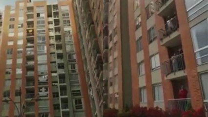 Emotivo aplauso de apoyo a médico amenazado en Bogotá