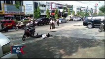 Tergeletak Di Jalan Tim Medis Evakuasi Mengenakan APD