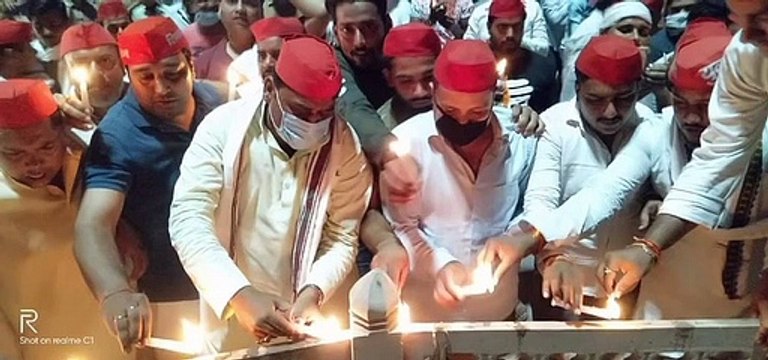 इटावा: सपा जिला अध्यक्ष ने मोमबत्ती जलाकर किया विरोध प्रदर्शन