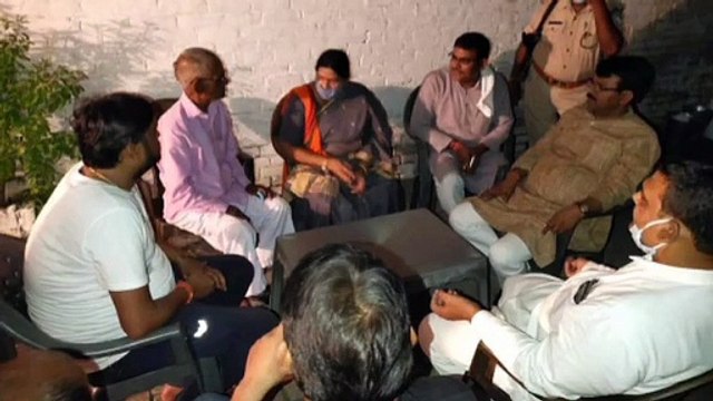 इटावा: पार्टी कार्यकर्ताओं का हाल-चाल लेने पहुंची सदर विधायक