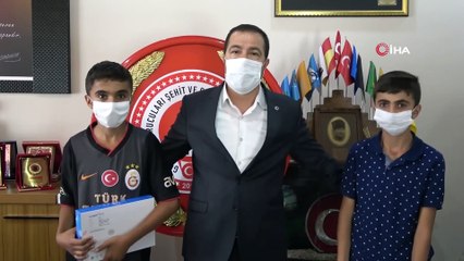 Bayrak aşığı kardeşler güvenlik korucuları tarafından ödüllendirildi