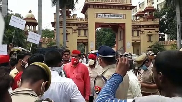 यूपी में बिगड़ती कानून व्यवस्था को लेकर सपाइयों का प्रदर्शन