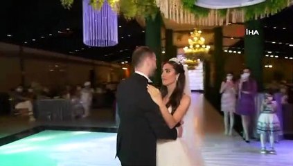 Korona 'önlemi'; gelin ve damada kafasına poşet geçirerek sarıldı