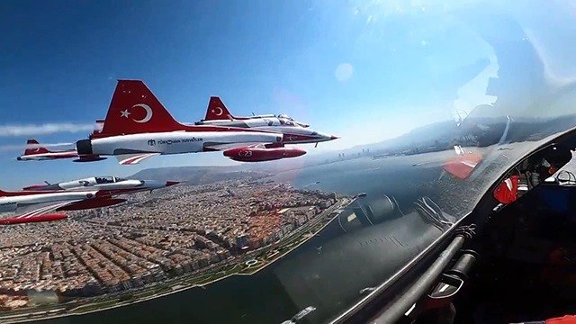 Türk Yıldızları ve F-16 savaş uçaklarından nefes kesen gösteri