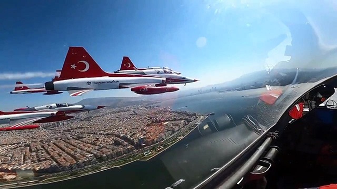 Türk Yıldızları ve F-16 savaş uçaklarından nefes kesen gösteri