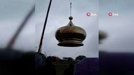 İnşaat halindeki kilisenin kubbesi vinçten düştü!