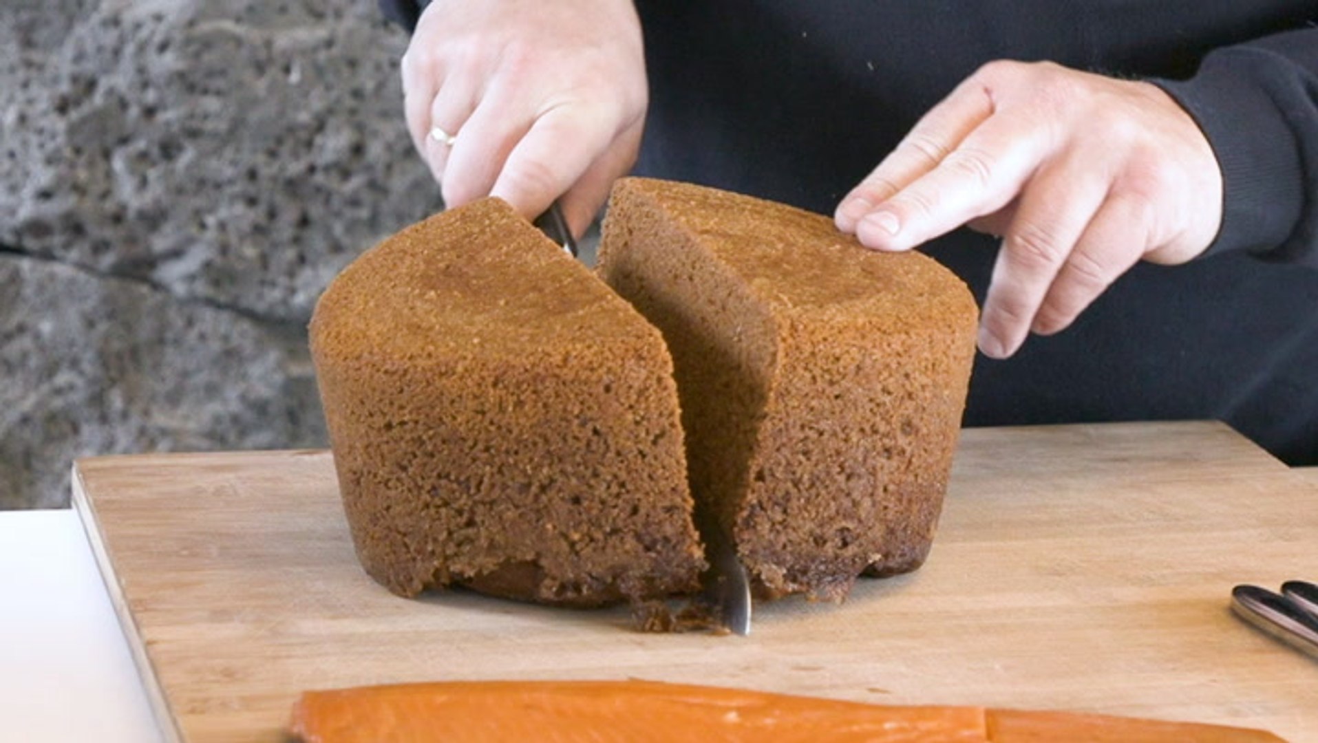 How volcanic lava bread is made in Iceland