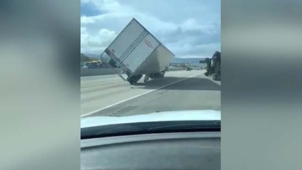 ABD'de şiddetli rüzgarda TIR böyle devrildi