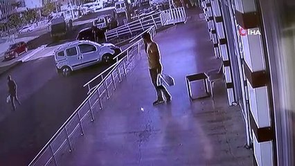 Freni boşalan vinç kaldırıma çıktı!