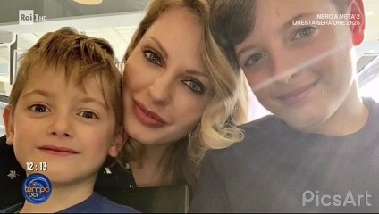 Manila Nazzaro e Anna Falchi cantano l'inno della Lazio