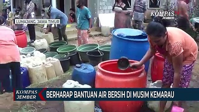 Polisi Distribusikan Bantuan Air Bersih di Daerah Kekeringan di Lumajang