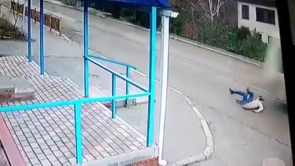 Mujer se desmaya en plena avenida y un bus a toda velocidad le roza la cabeza