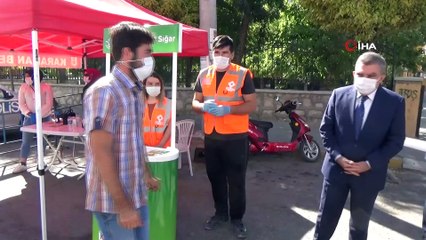 Semt pazarında denetime çıkan vali ile yaşlı adamın güldüren diyaloğu