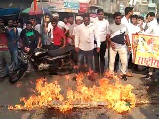 फर्रुखाबाद: राष्ट्रीय करणी सेना ने महाराष्ट्र सरकार का किया पुतला दहन