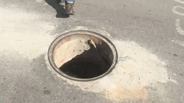 Alcantarillas sin tapas, un dolor de cabeza para conductores y peatones en las calles de Colombia