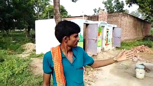 भिटौरा ब्लॉक के गौरा चुरियारा ग्राम पंचायत में बने पंचायत भवन में लगा कूड़े का अम्बार