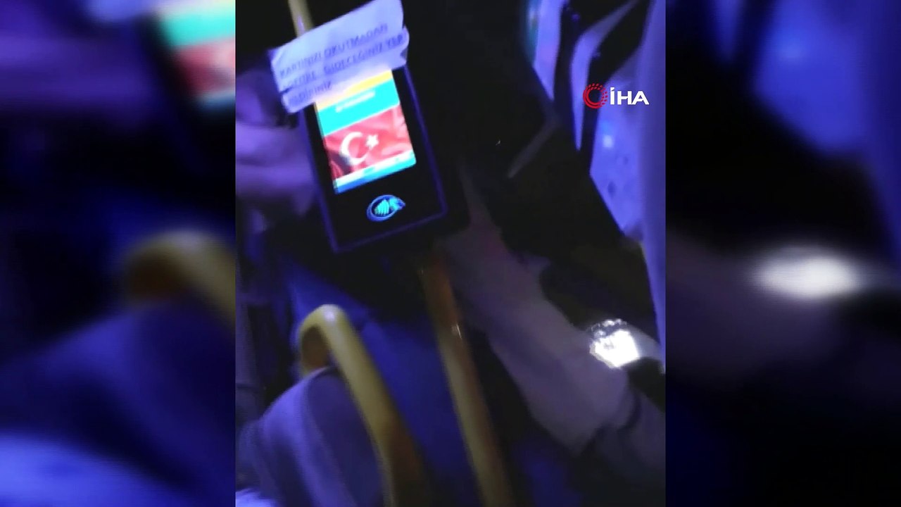 Turistlere hakaret edip, minibüsten attı...Şoför ile yolcular arasındaki tartışma kamerada