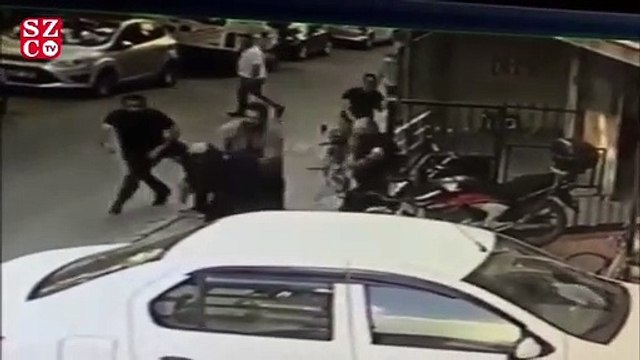 Sopalar havada uçuştu, ölesiye dövdükleri kavga kameralara yansıdı