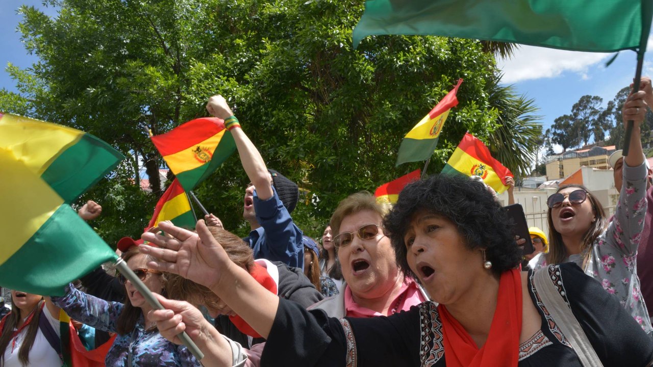 Bolivia queda acéfala tras renuncia de Morales...