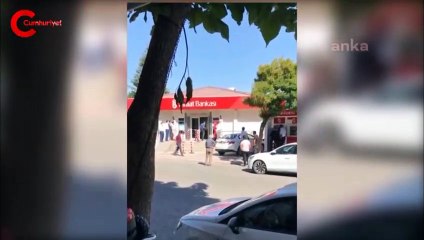 Korku dolu anlar! Ziraat Bankası önünde kendisini yaktı