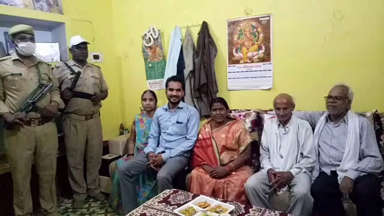 पार्टी कार्यकर्ता का हाल-चाल लेने पहुंची भरथना विधायक