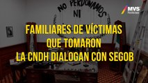 Familiares de victimas que tomaron la CNDH dialogan con Segob