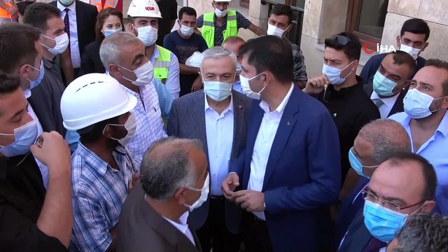 Bakan Kurum, şantiyeye dönen Elazığ'da deprem konutlarını inceledi