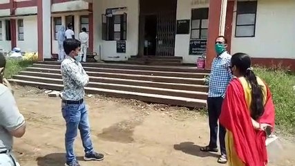 कोविड सेंटर में मरीजों ने खाना फेंका, किया हंगामा