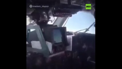Investigan a piloto que cedió el control de un avión a una pasajera durante un vuelo