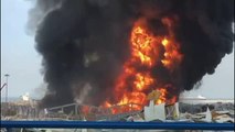 Una nave de neumáticos y bidones de aceite se incendia en el puerto de Beirut