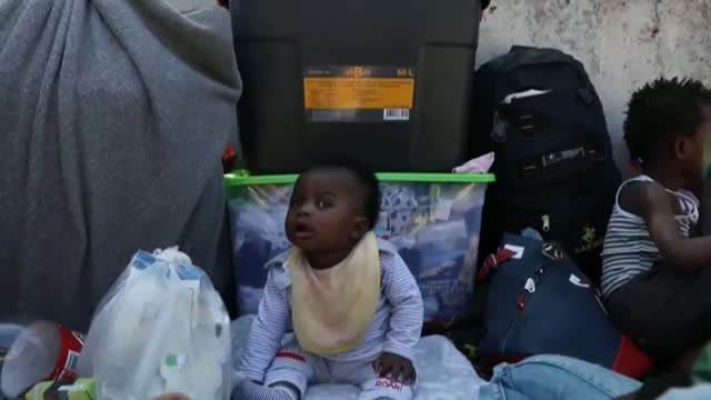 Grecia envía a Lesbos tres barcos para acoger a los más de 12.000 refugiados del campo de Moria