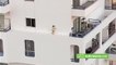 VIDEO: Niña camina peligrosamente por la cornisa de un edificio a cinco pisos de altura