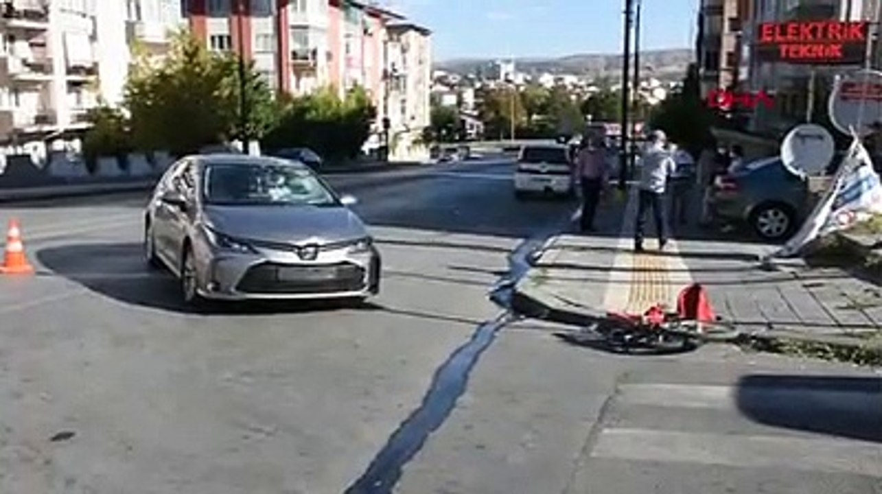 Otomobilin çarptığı bisikletli yaralandı, kaza anı kameraya yansıdı